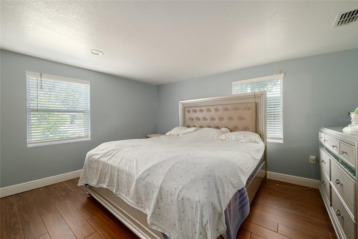 19 TYLER AVENUE — photo 26 of 38