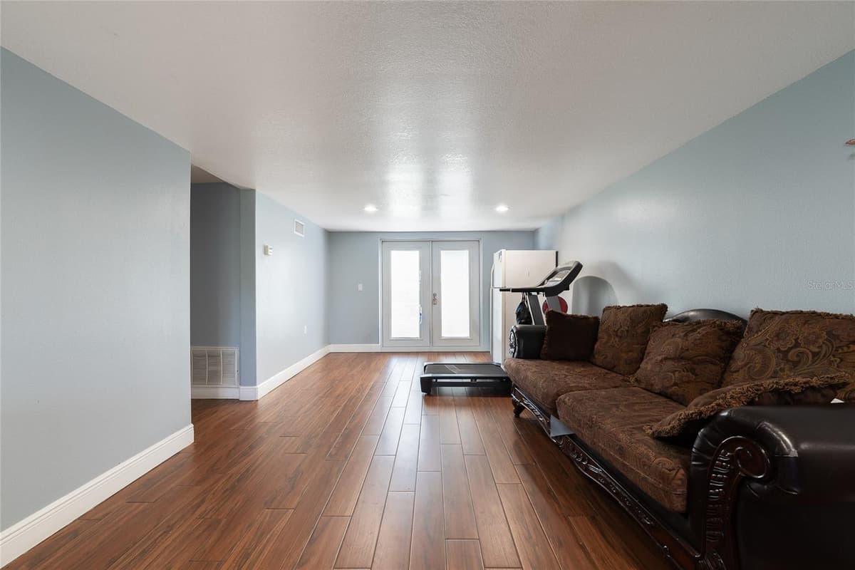 19 TYLER AVENUE — photo 19 of 38
