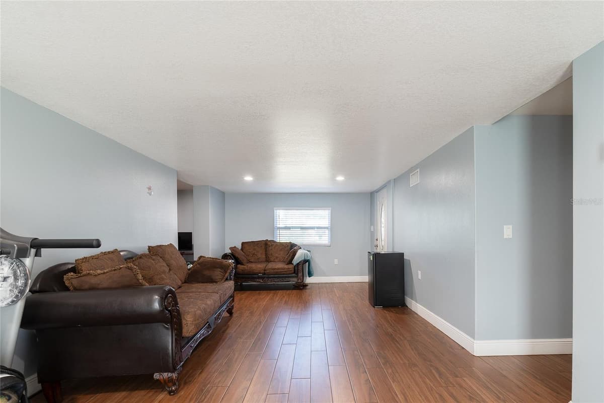 19 TYLER AVENUE — photo 20 of 38