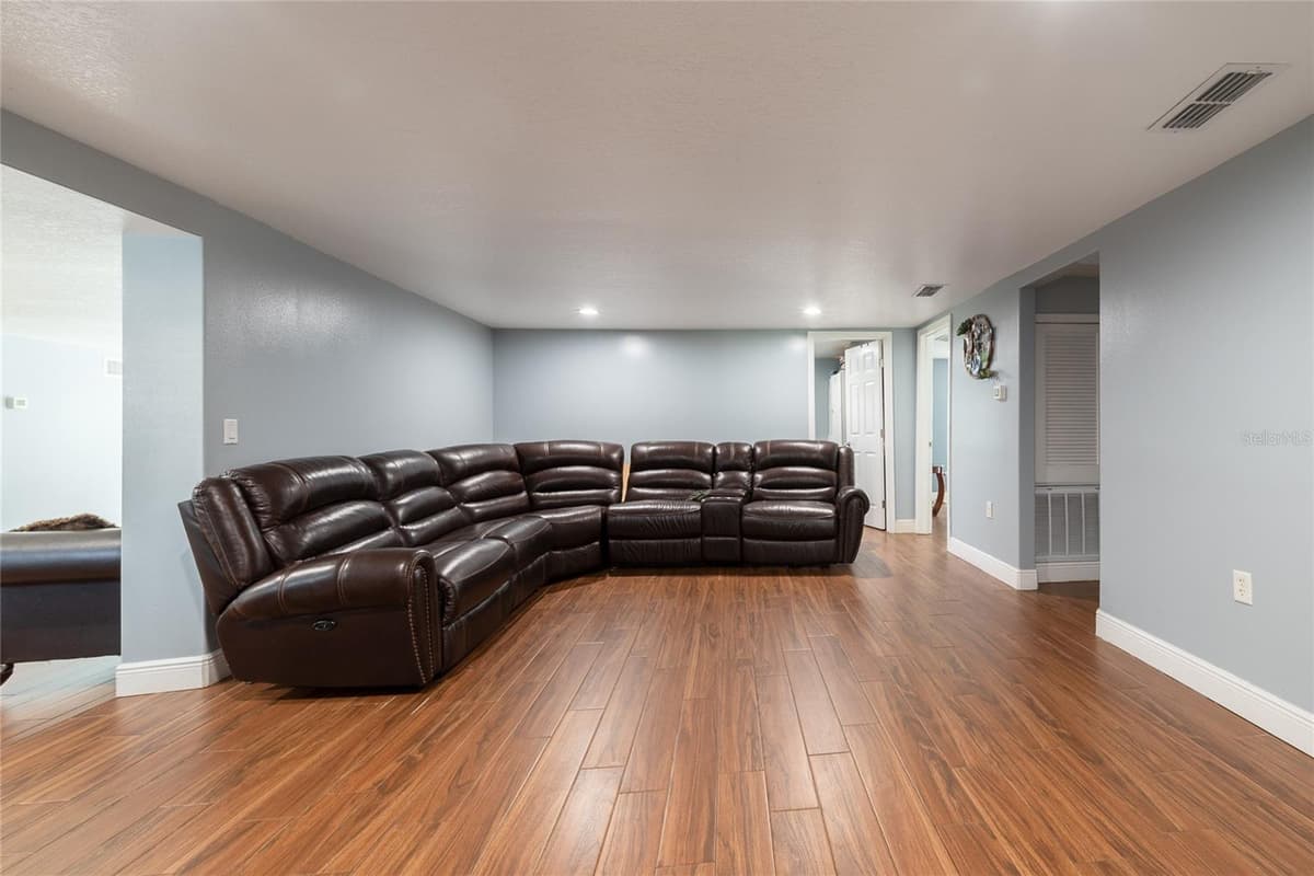 19 TYLER AVENUE — photo 16 of 38