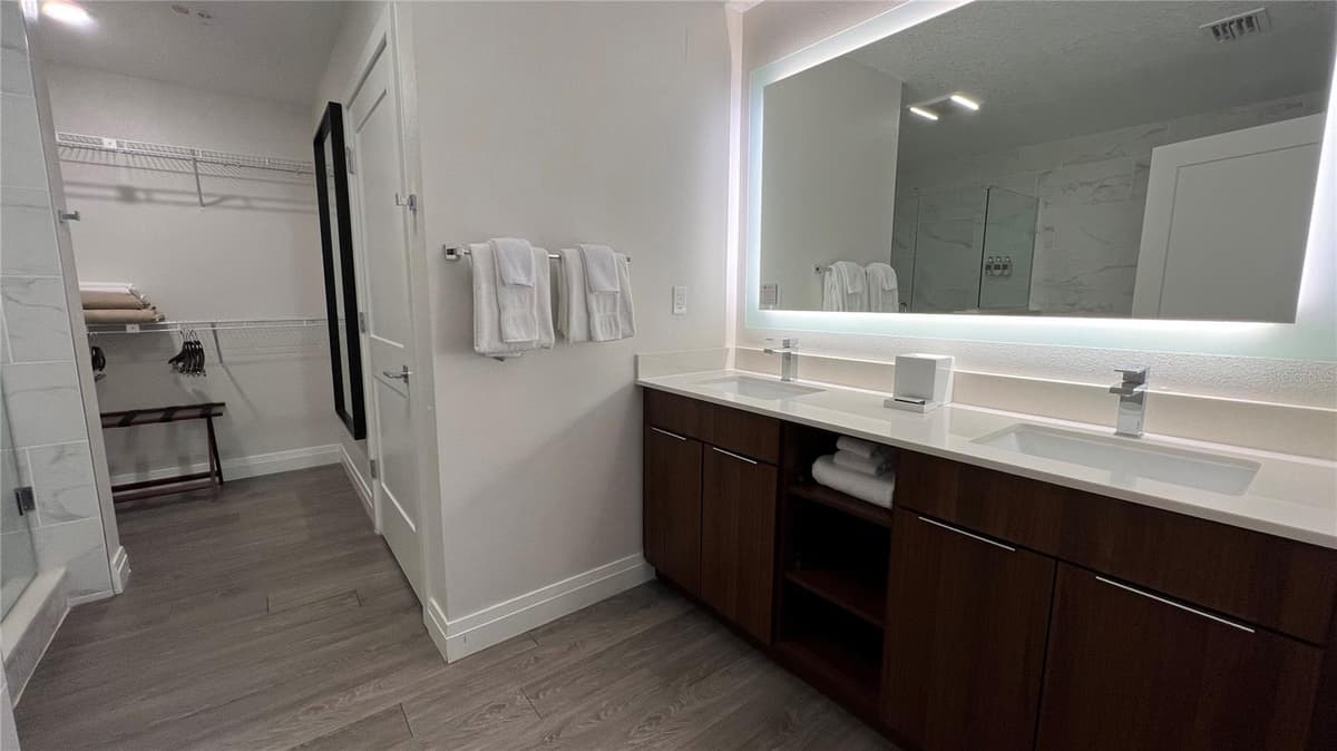 14501 GROVE RESORT AVENUE — photo 9 of 24