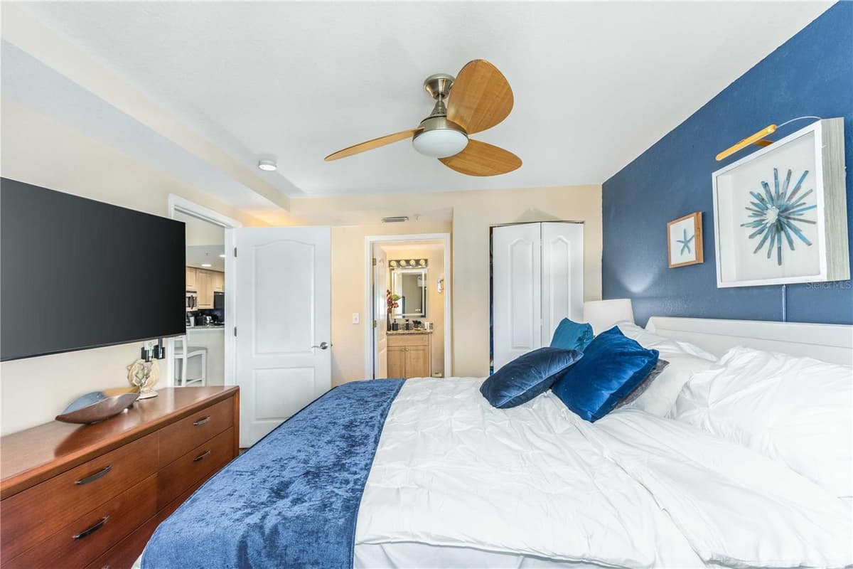 11605 GULF BOULEVARD — photo 20 of 53