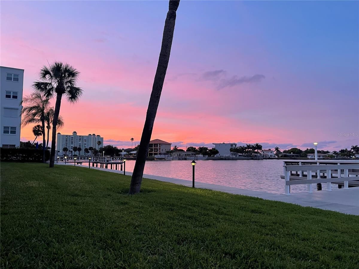 5555 GULF BOULEVARD — photo 5 of 45