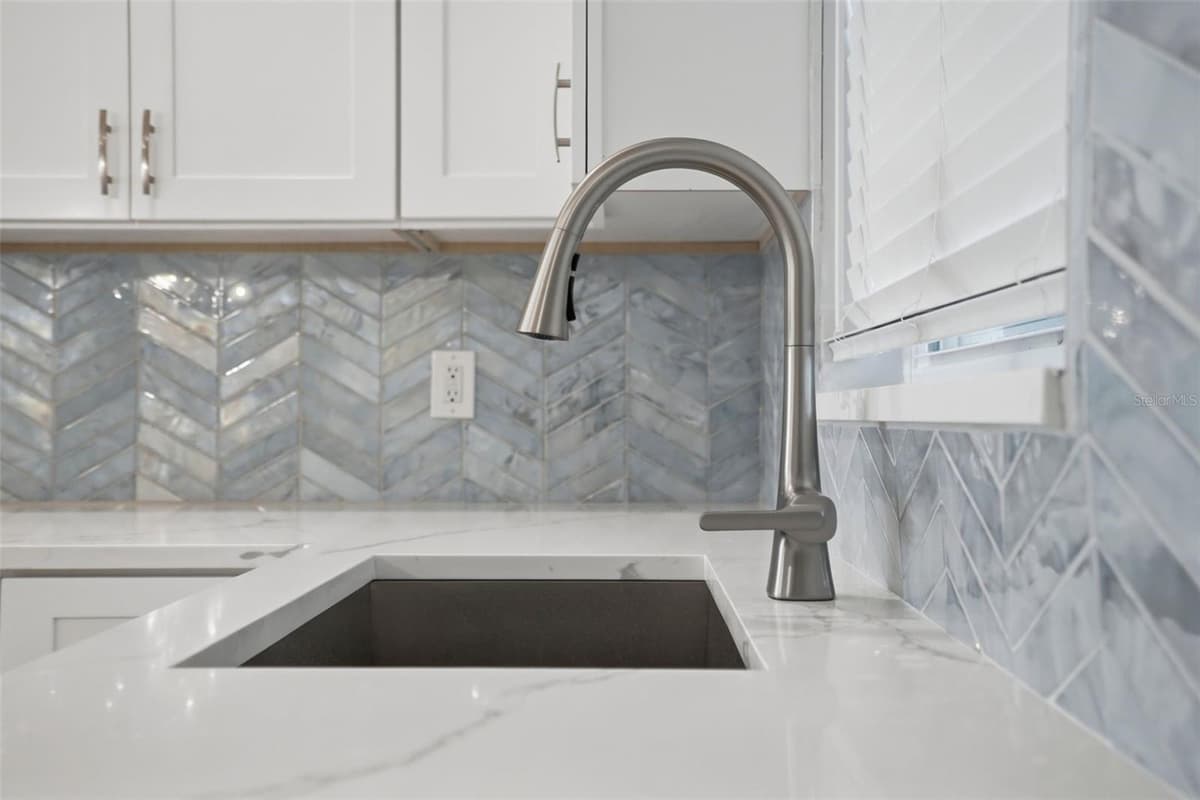 5555 GULF BOULEVARD — photo 10 of 45