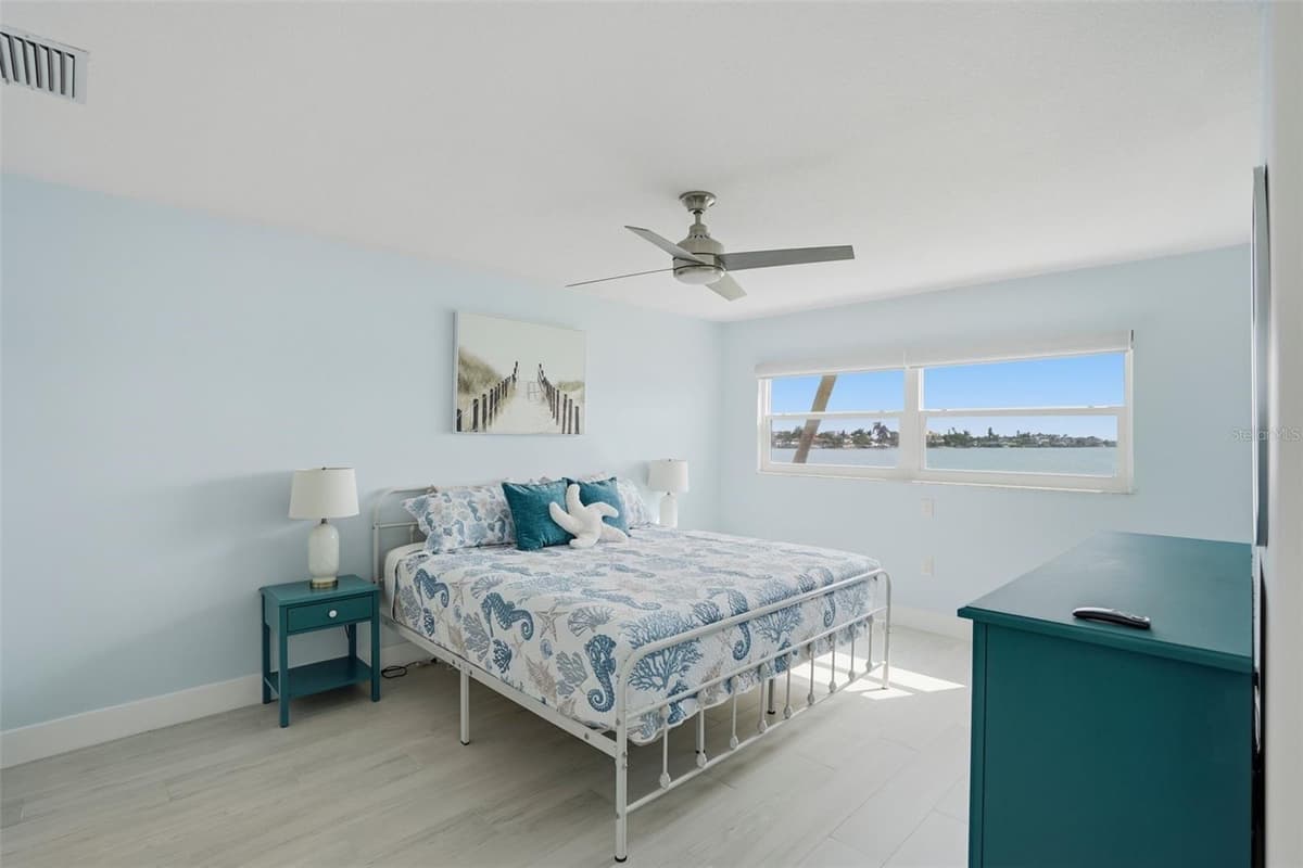 5555 GULF BOULEVARD — photo 16 of 45