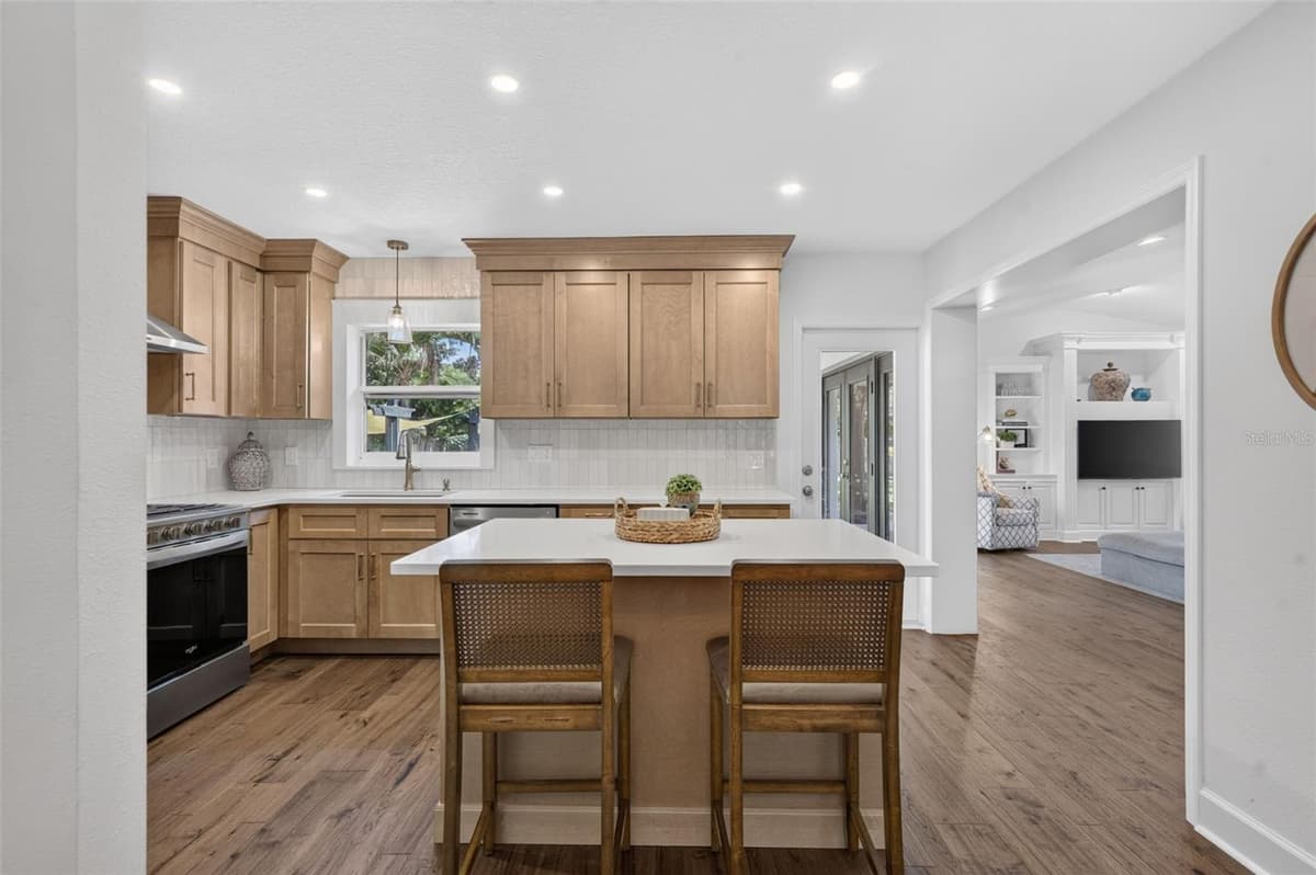 1351 ONECO AVENUE — photo 5 of 30