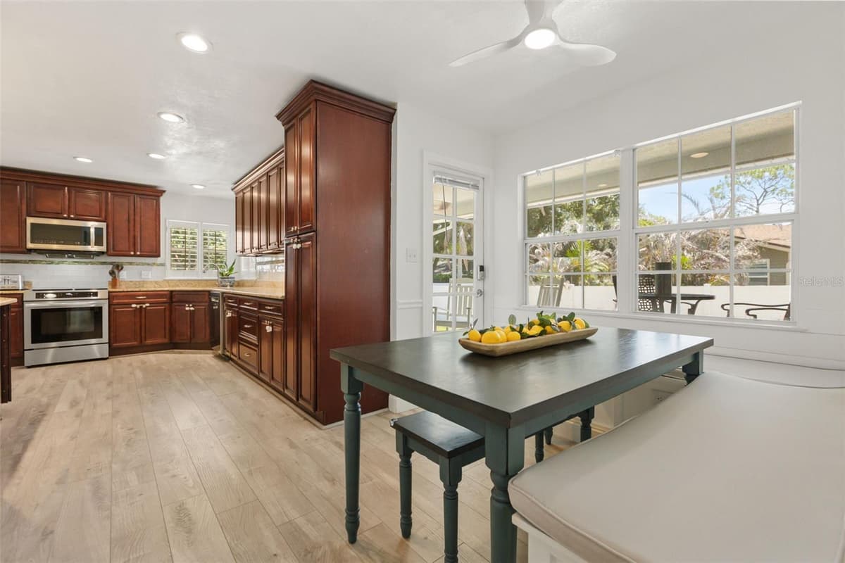 1871 BARKER DRIVE — photo 18 of 36