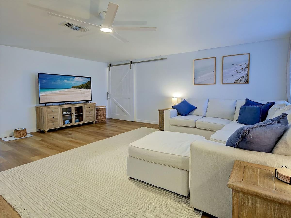1439 STRADA D ORO — photo 18 of 49