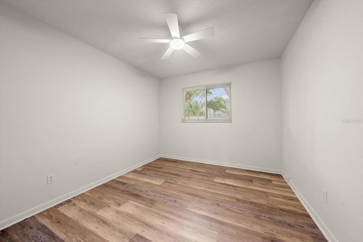 3223 DRYER AVENUE — photo 16 of 46