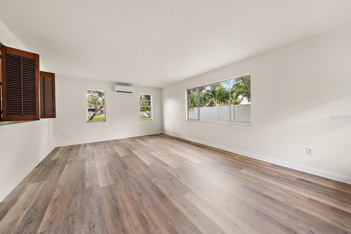 3223 DRYER AVENUE — photo 10 of 46