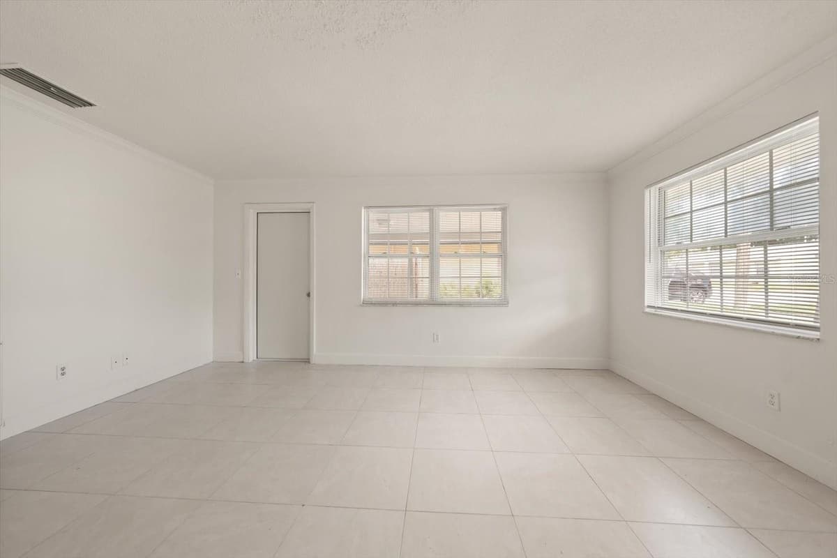 3223 DRYER AVENUE — photo 13 of 46
