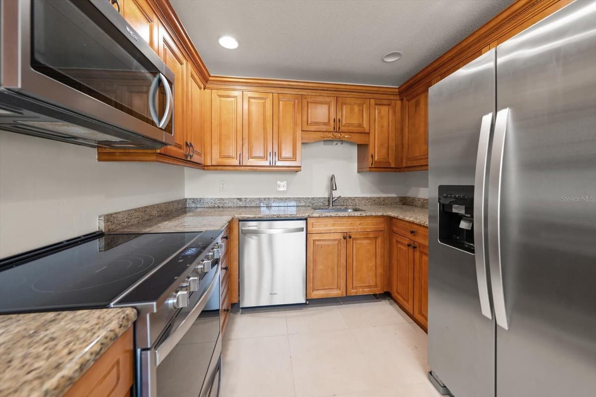 3223 DRYER AVENUE — photo 4 of 46