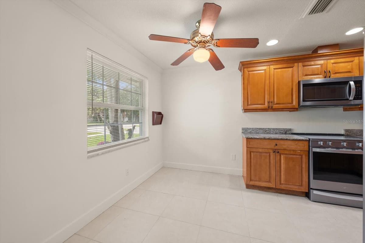 3223 DRYER AVENUE — photo 12 of 46