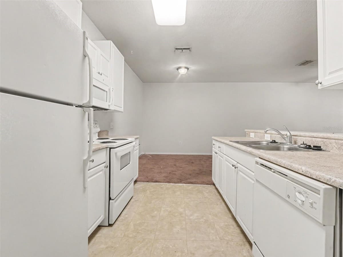 8003 HEMINGWAY CIRCLE — photo 16 of 33