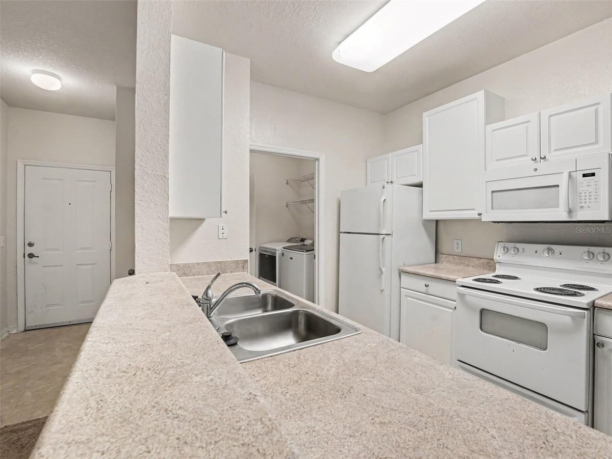 8003 HEMINGWAY CIRCLE — photo 10 of 33