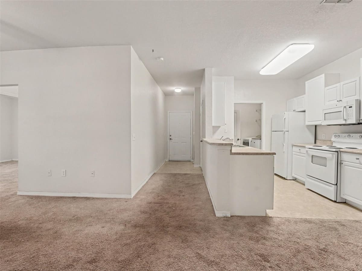 8003 HEMINGWAY CIRCLE — photo 4 of 33