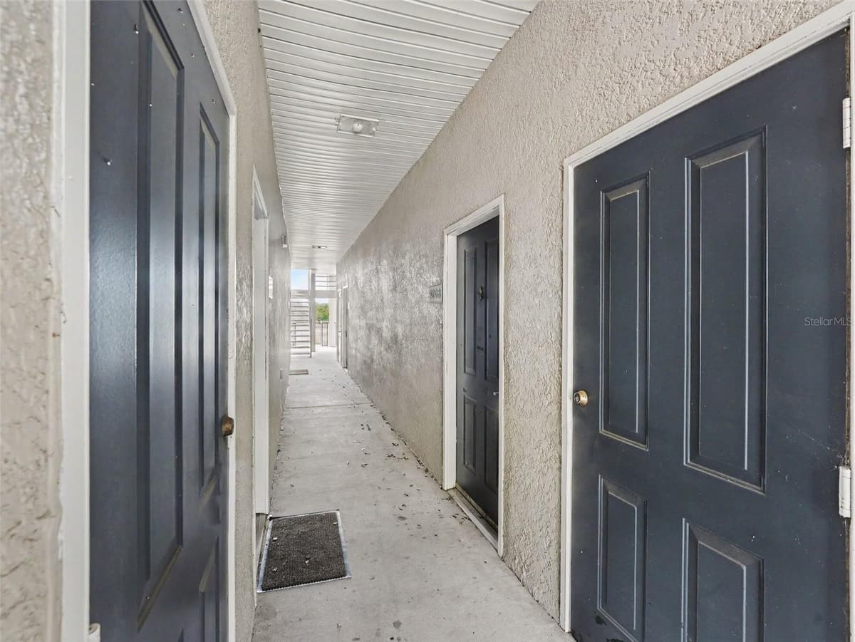 8003 HEMINGWAY CIRCLE — photo 2 of 33