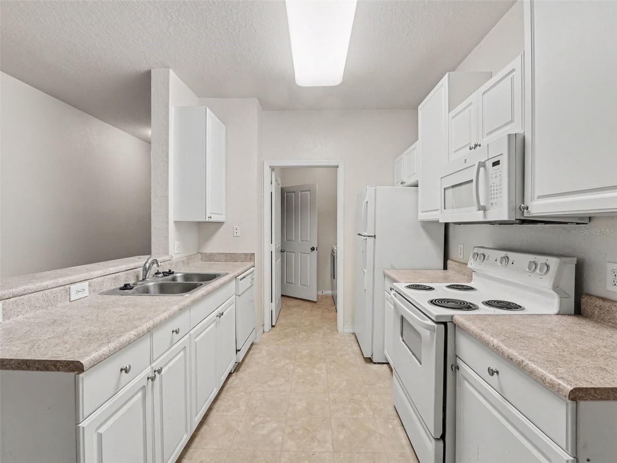 8003 HEMINGWAY CIRCLE — photo 12 of 33