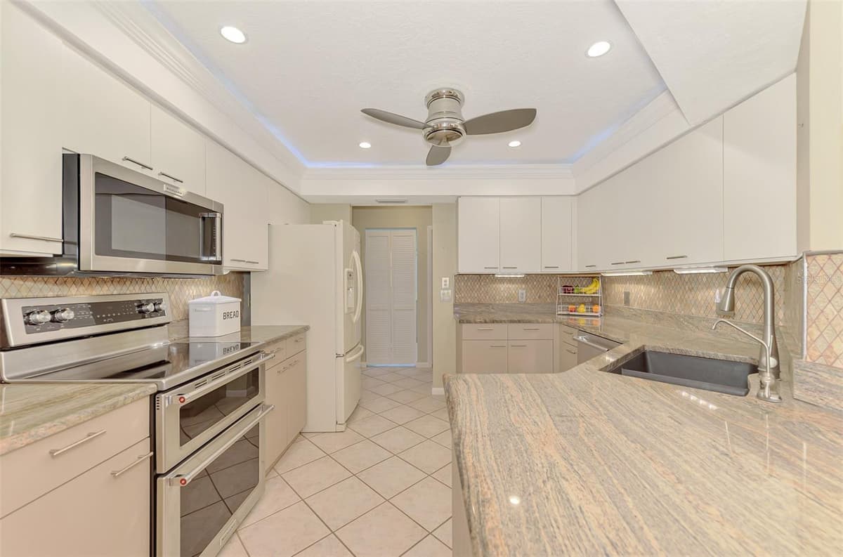 1934 COVE POINTE DRIVE — photo 26 of 82