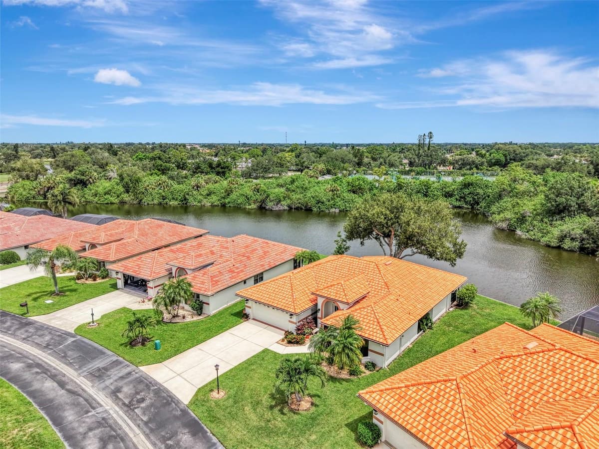 1934 COVE POINTE DRIVE — photo 4 of 82