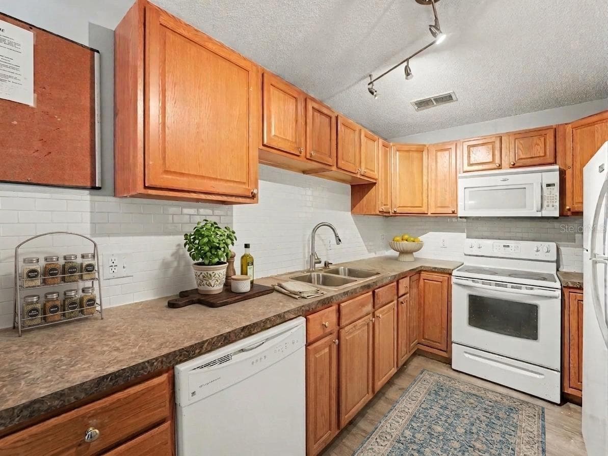 3200 SABAL PALMS COURT — photo 10 of 33