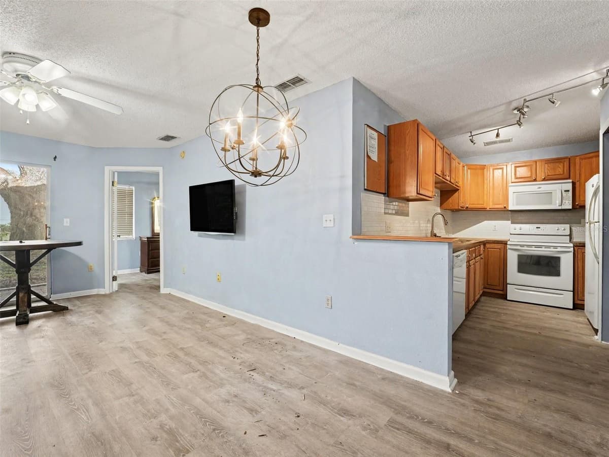 3200 SABAL PALMS COURT — photo 8 of 33
