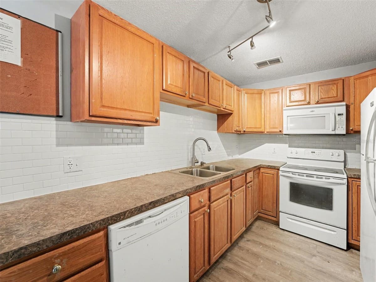 3200 SABAL PALMS COURT — photo 9 of 33