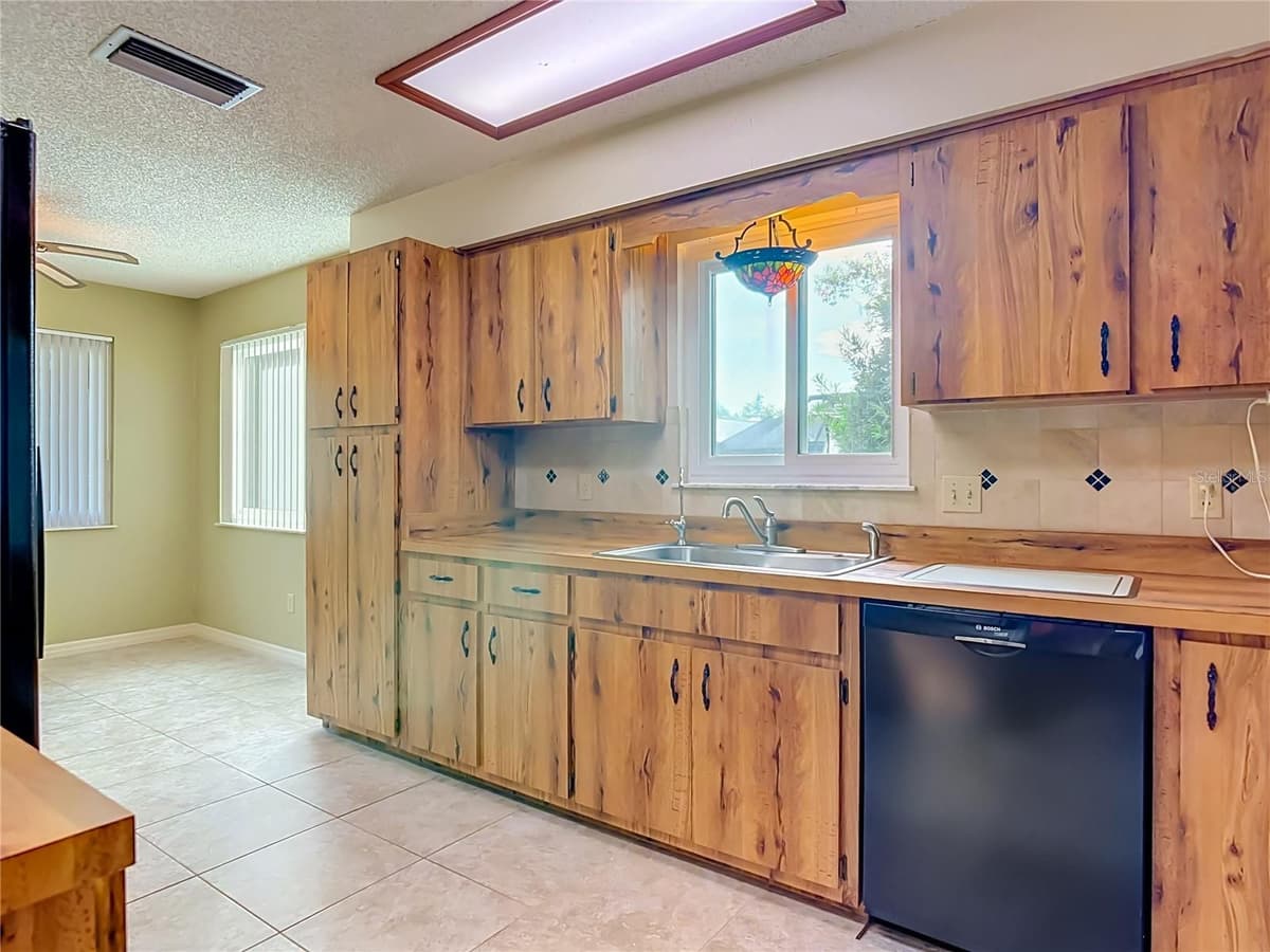 474 OAKWOOD AVENUE — photo 10 of 65