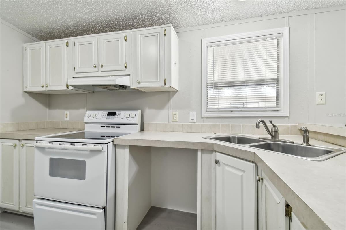 10607 BAY HILLS CIRCLE — photo 3 of 34