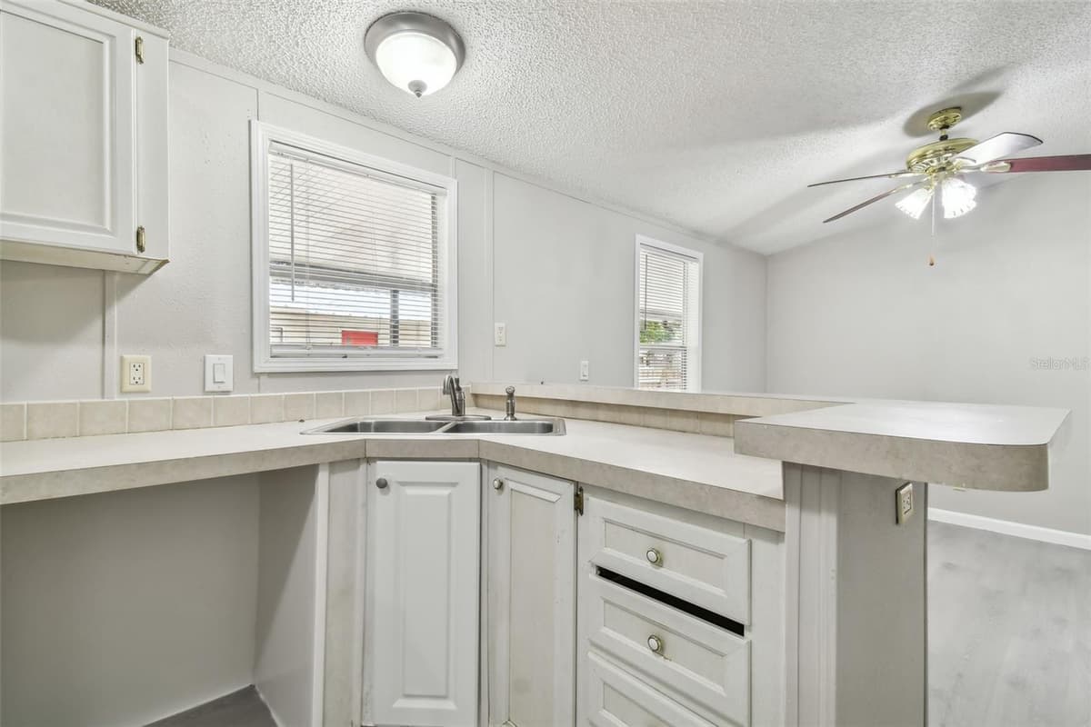 10607 BAY HILLS CIRCLE — photo 4 of 34