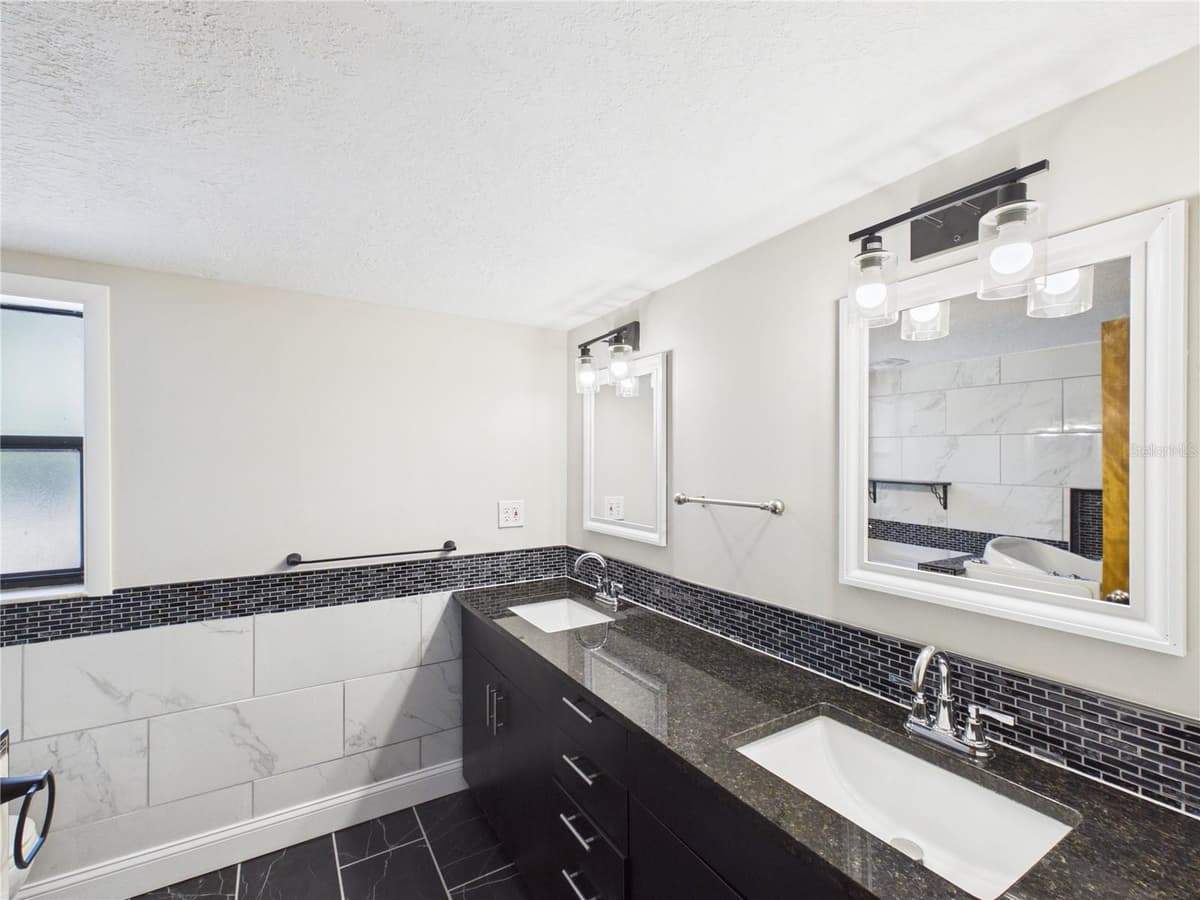7256 ROYAL OAK DRIVE — photo 9 of 44