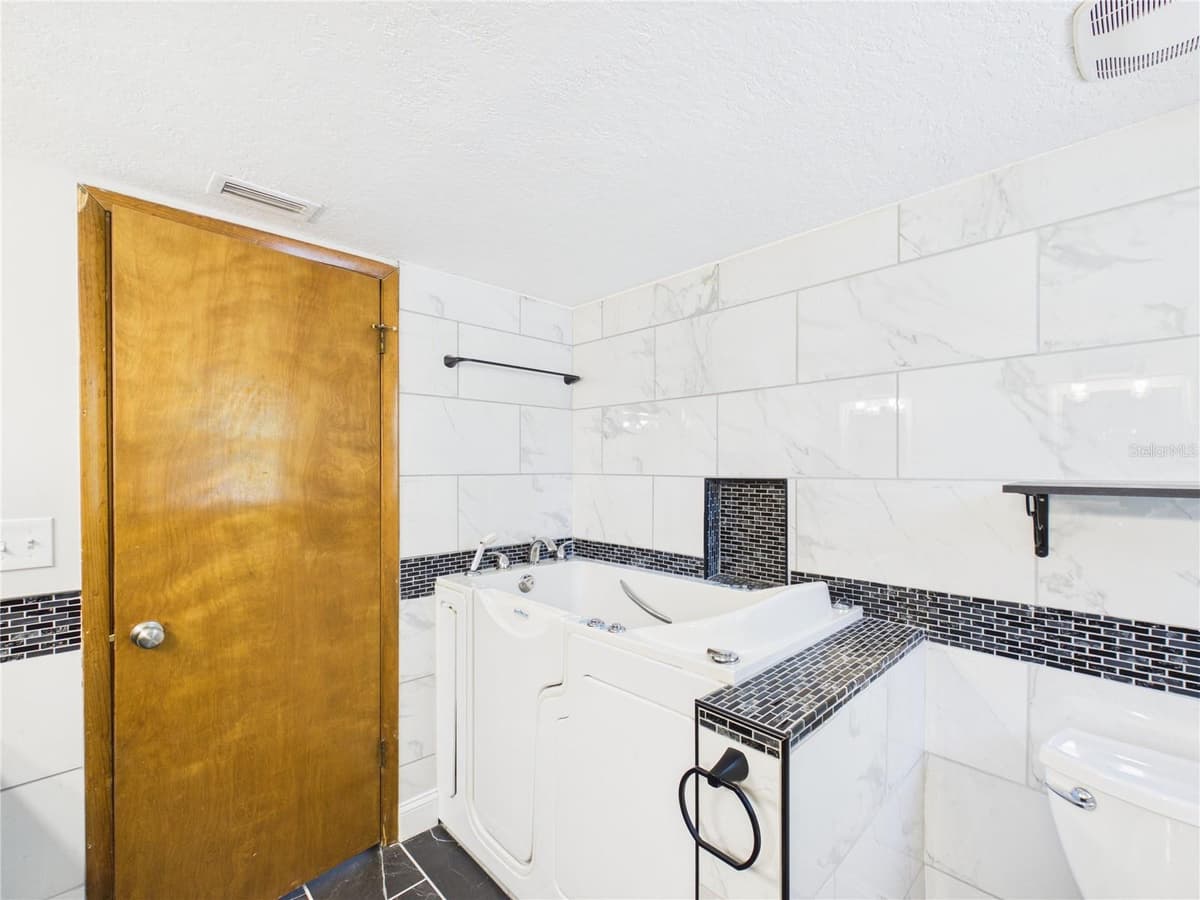 7256 ROYAL OAK DRIVE — photo 10 of 44