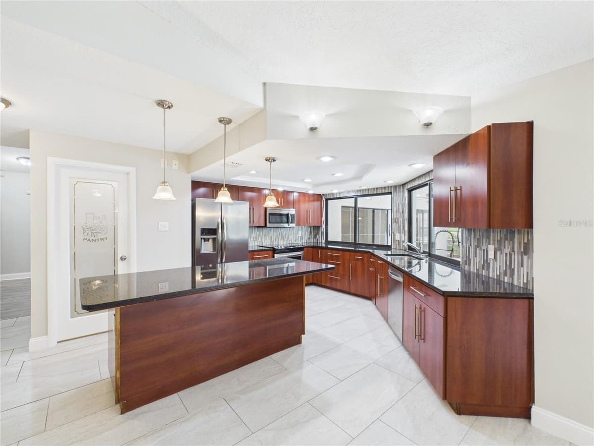 7256 ROYAL OAK DRIVE — photo 4 of 44