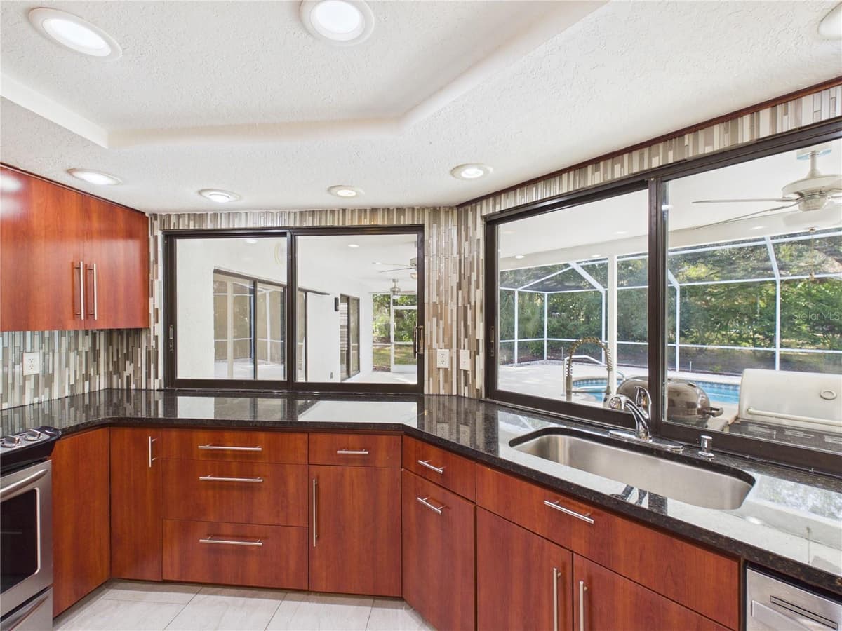 7256 ROYAL OAK DRIVE — photo 5 of 44