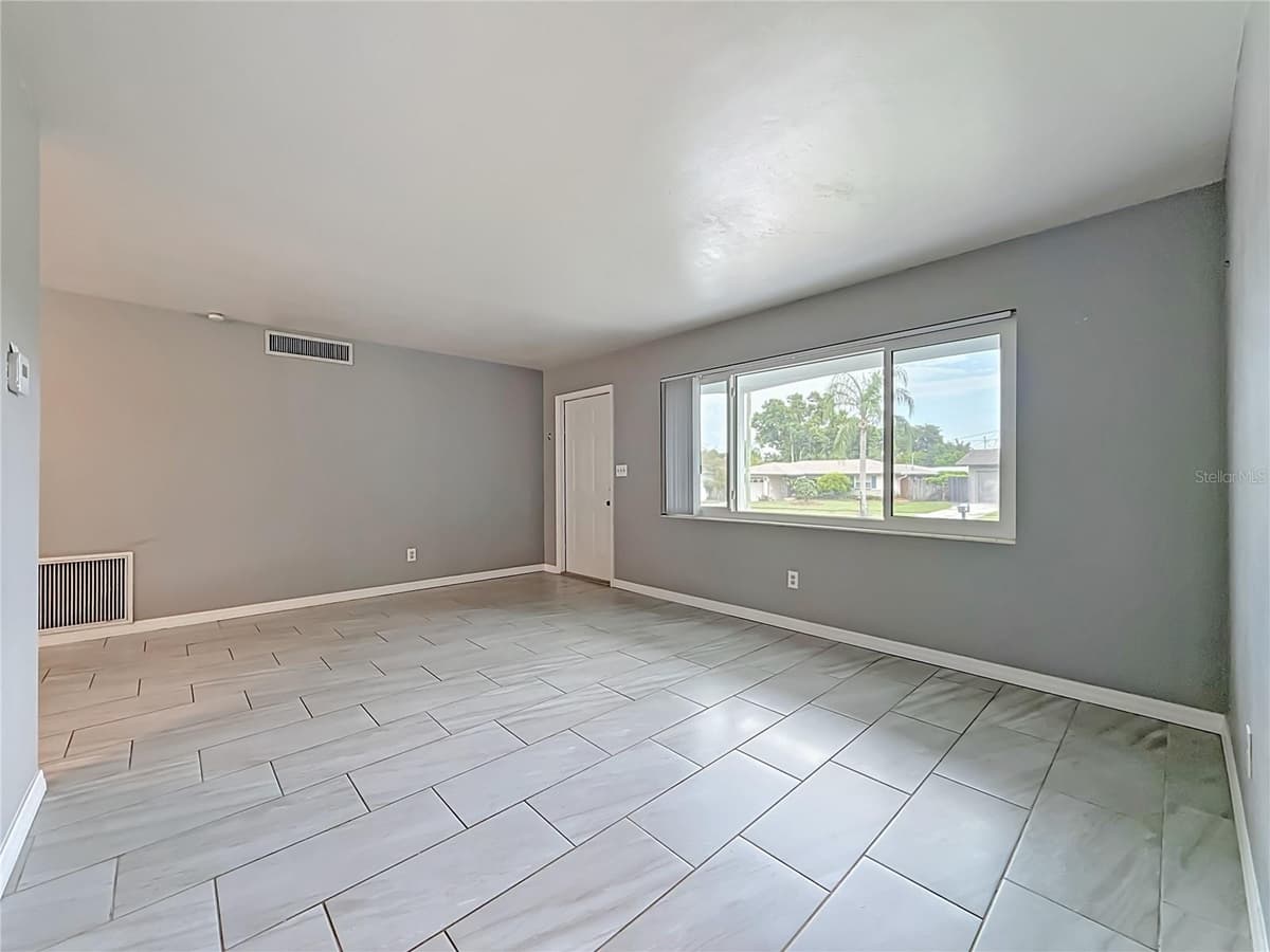 890 7TH AVENUE — photo 14 of 63