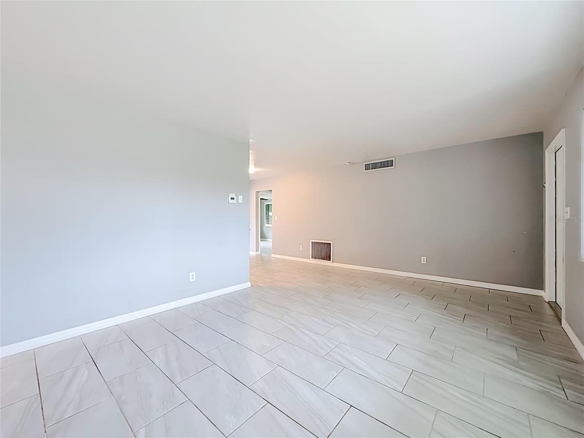 890 7TH AVENUE — photo 15 of 63