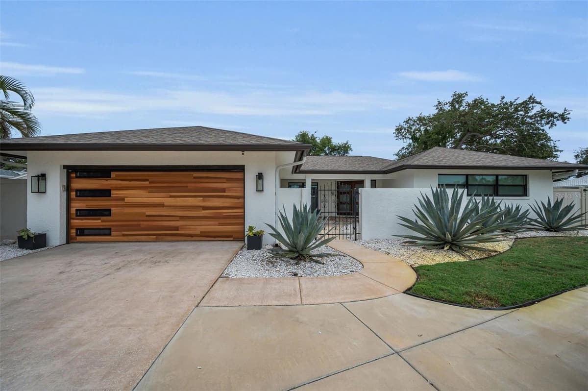 14516 BAY HILLS DRIVE — photo 2 of 84