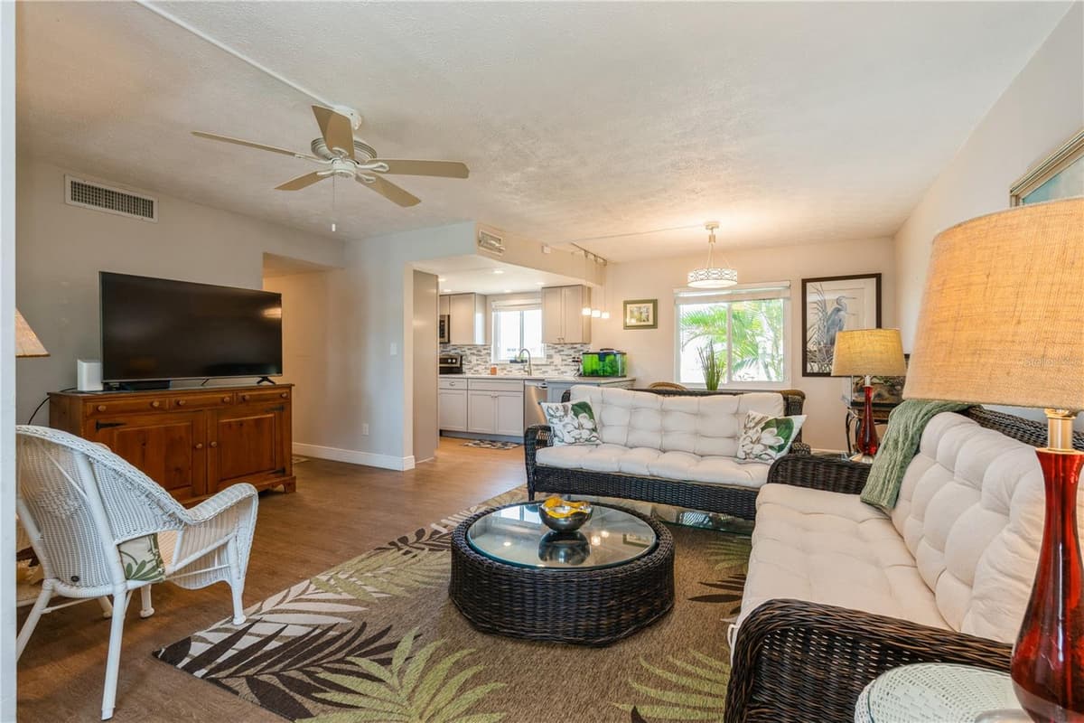 527 CAPE CORAL PARKWAY — photo 3 of 22