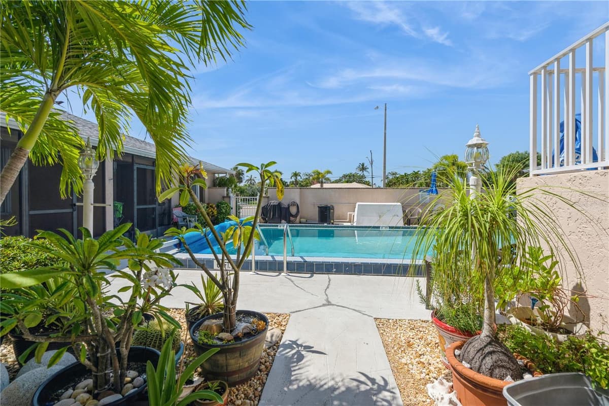527 CAPE CORAL PARKWAY — photo 19 of 22