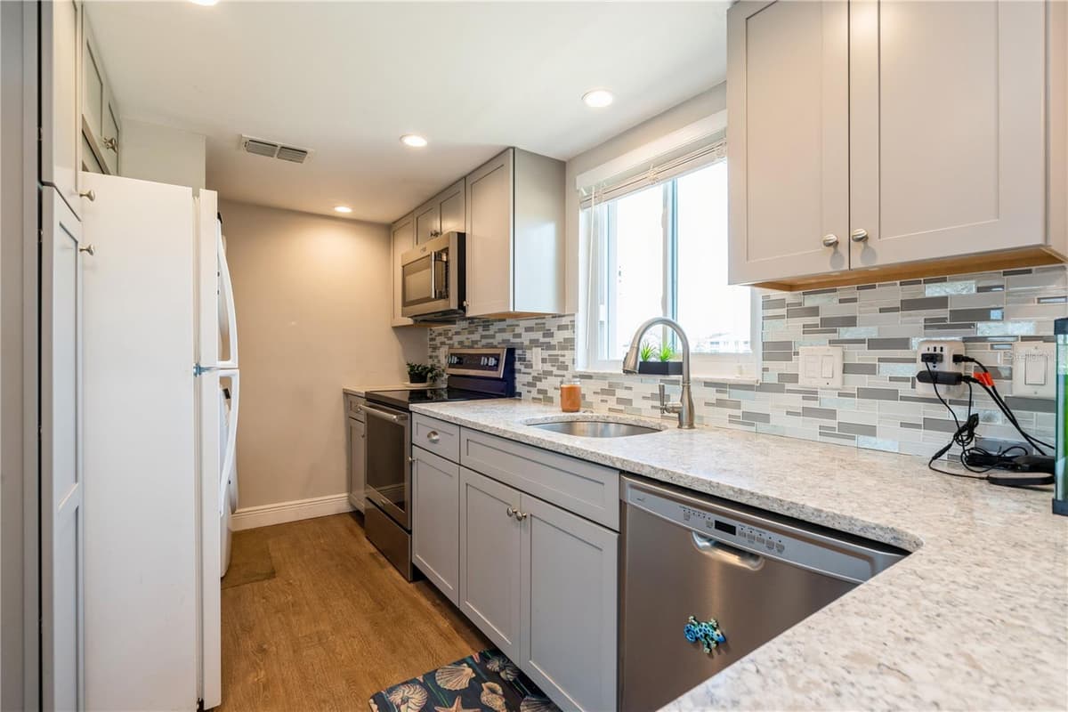 527 CAPE CORAL PARKWAY — photo 8 of 22