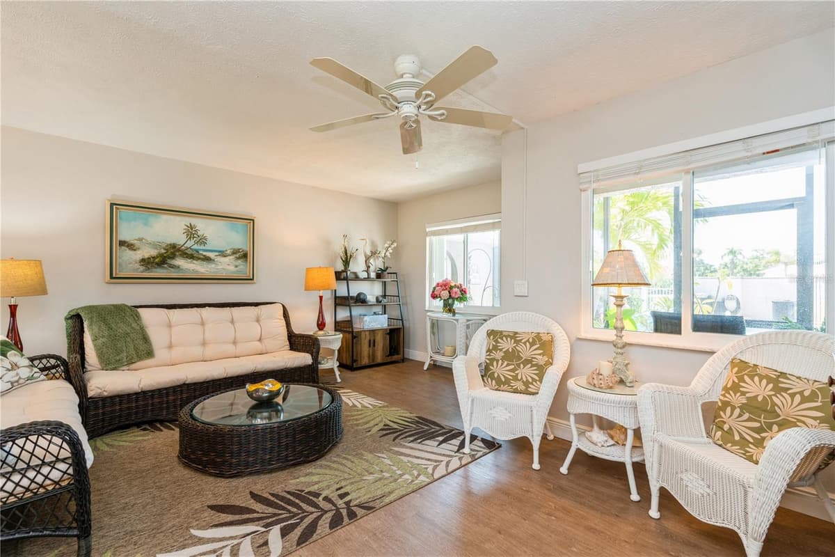 527 CAPE CORAL PARKWAY — photo 4 of 22