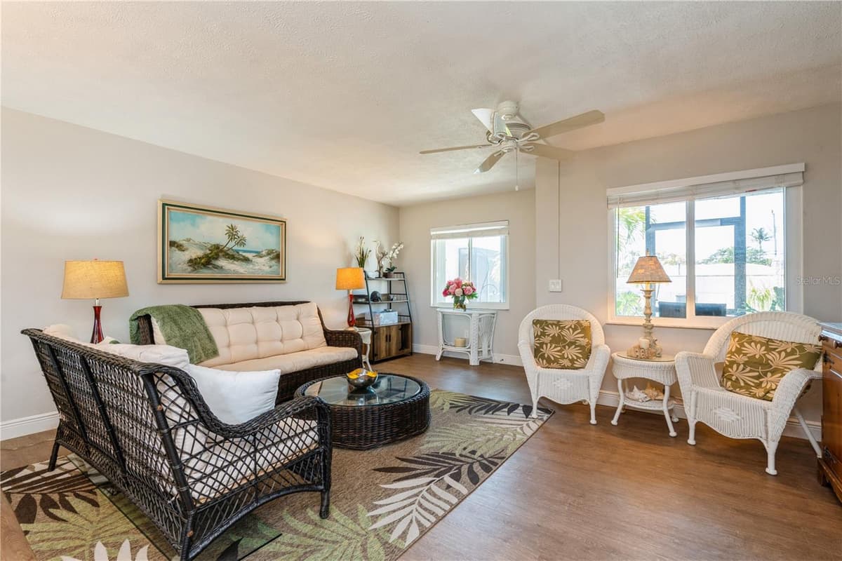 527 CAPE CORAL PARKWAY — photo 5 of 22
