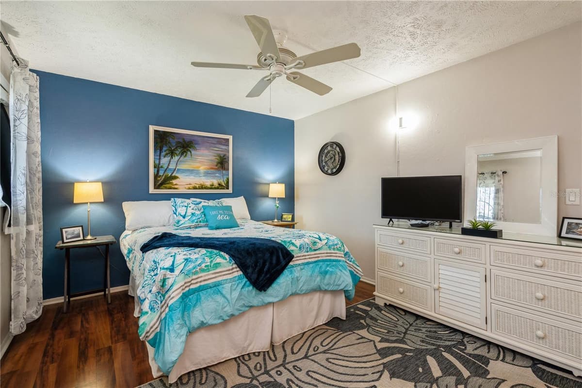 527 CAPE CORAL PARKWAY — photo 16 of 22
