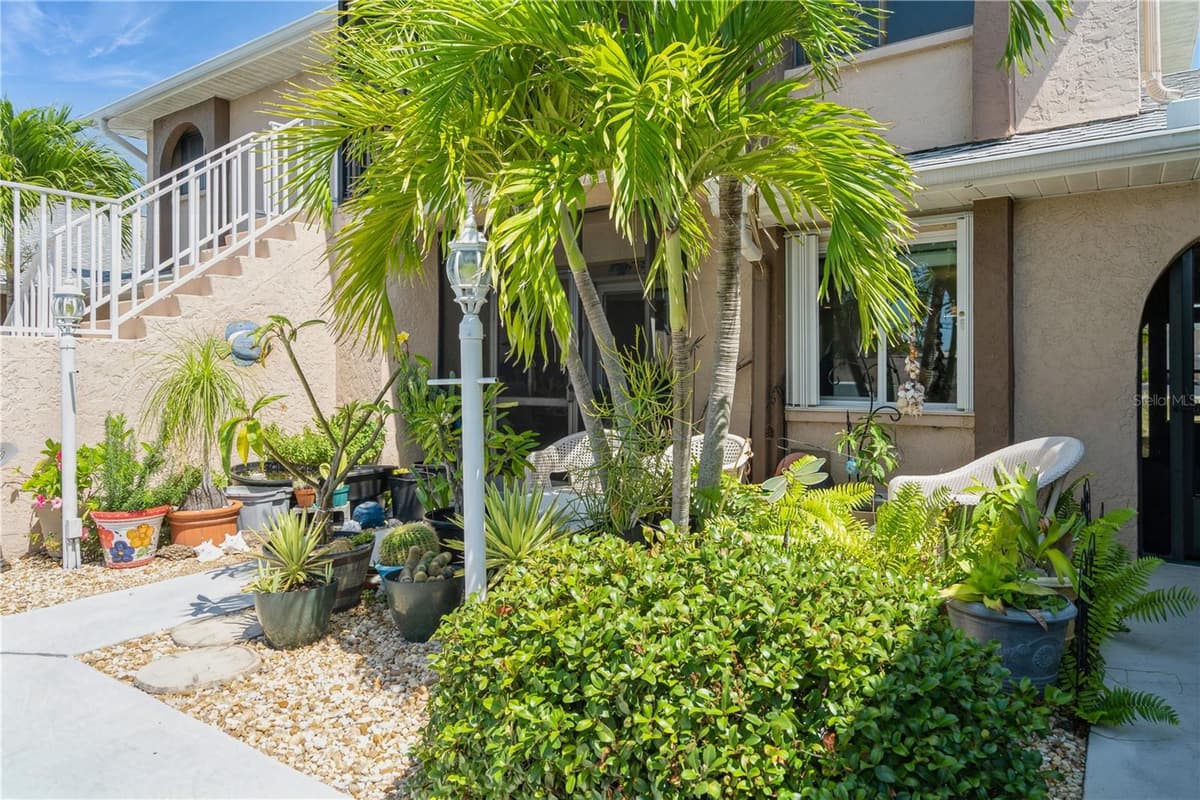527 CAPE CORAL PARKWAY — photo 2 of 22