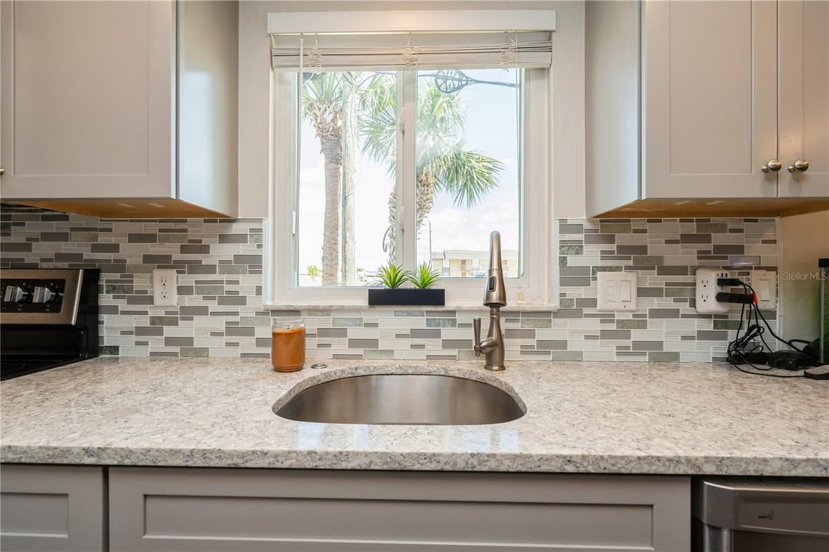 527 CAPE CORAL PARKWAY — photo 9 of 22