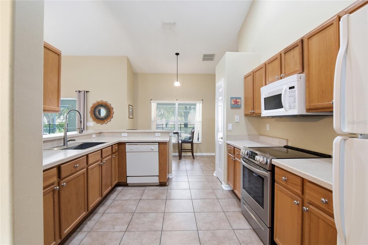 15828 HERON HILL STREET — photo 9 of 33
