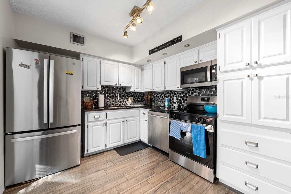 2416 WORLD PARKWAY BOULEVARD — photo 7 of 25