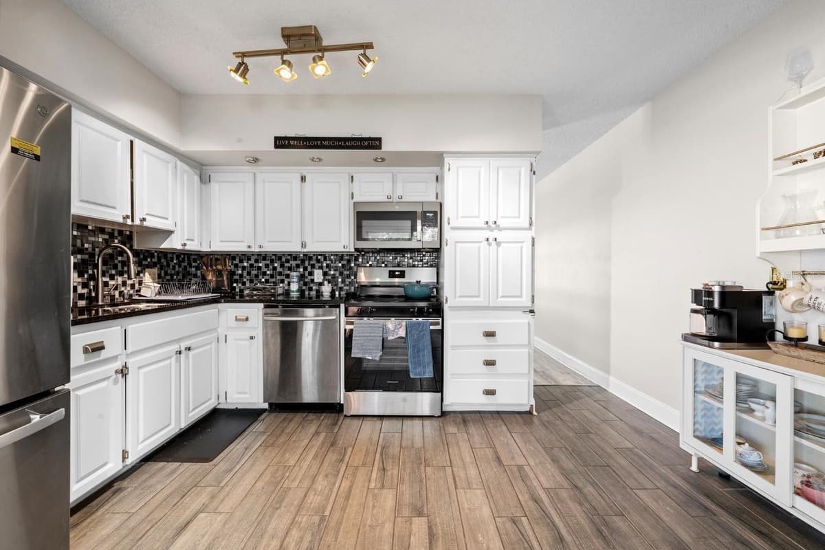 2416 WORLD PARKWAY BOULEVARD — photo 6 of 25