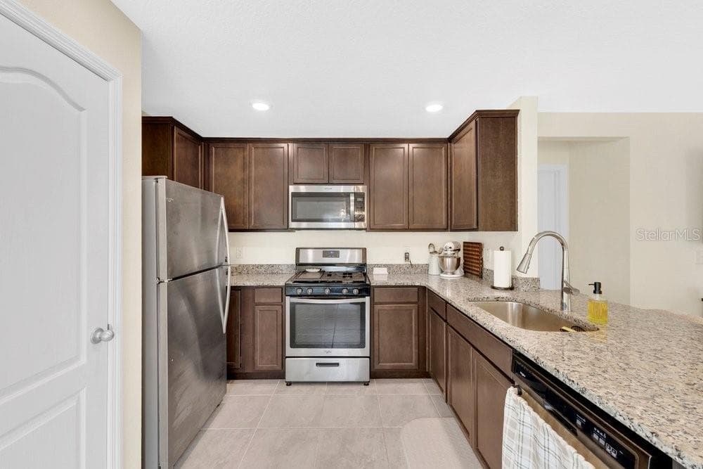 392 KENSINGTON VIEW DRIVE — photo 9 of 25