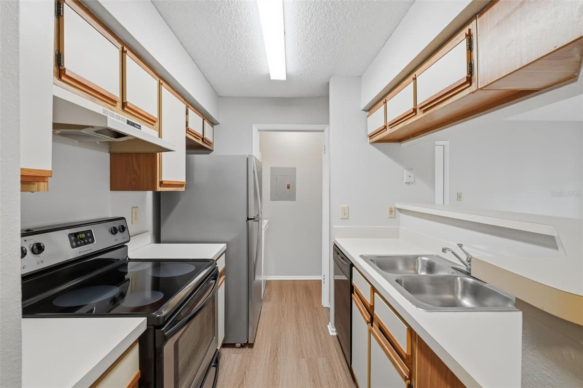 249 AFTON SQUARE — photo 13 of 34
